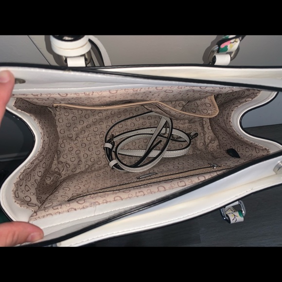 Spring Guess Purse - Picture 5 of 8